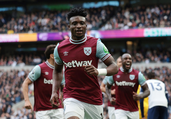 Ẩu đả với 3 người đội bạn, tiền đạo West Ham nguy cơ bị phạt nặng - Ảnh 1.