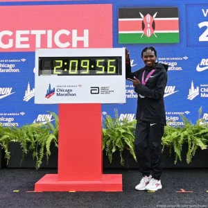 Ruth Chepngetich lập kỷ lục “không có thật” ở Chicago Marathon: Một mình vươn tới đỉnh cao - Ảnh 1.