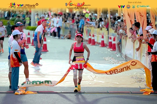 Doãn Thị Oanh vô địch cự ly 21km của nữ Giải Marathon Quốc tế VTV LPBank